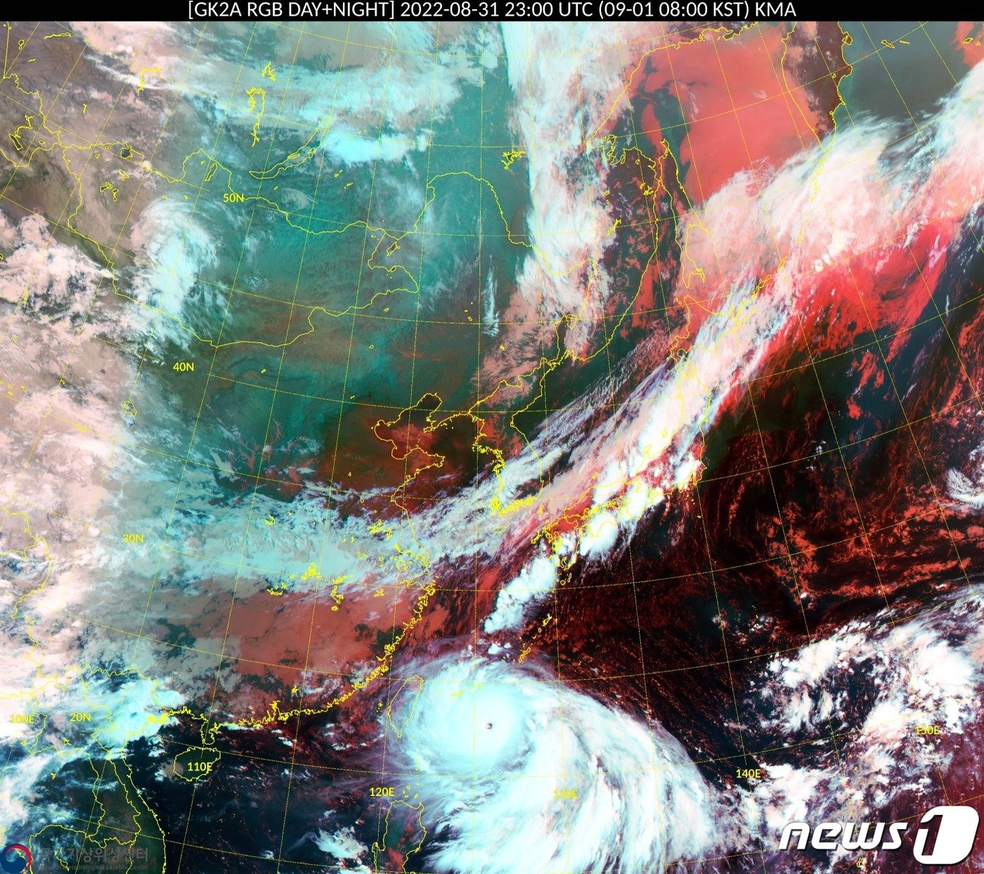 1일 오전 8시 천리안 2A 기상위성에서 관측한 동아시아 RGB 주야간 합성 영상&#40;기상청 제공&#41; ⓒ 뉴스1 황덕현 기자