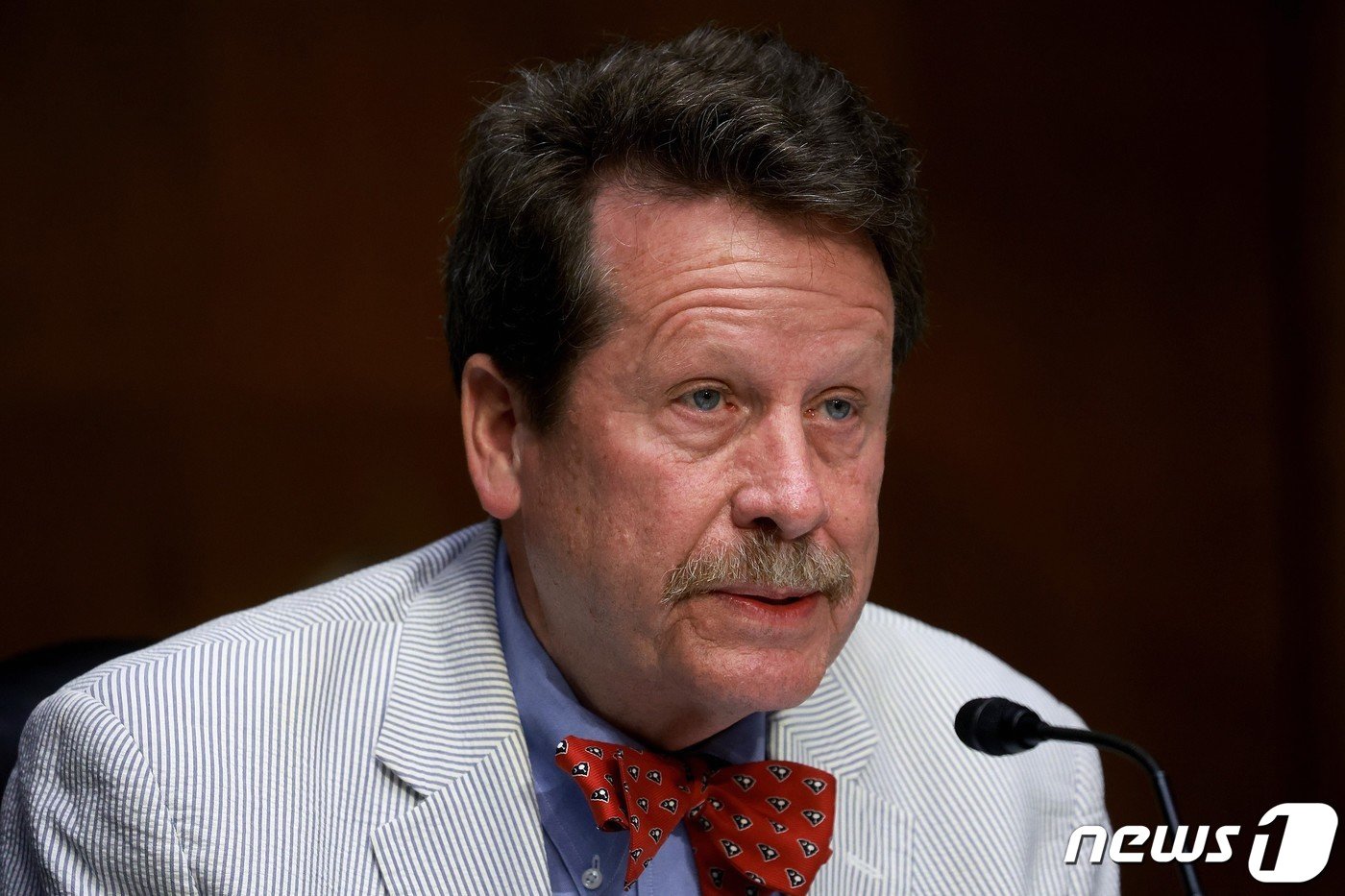 본문 이미지 - 로버트 케일리프 미국 식품의약국&#40;FDA&#41; 국장이 지난 6월 의회 청문회에 출석해 발언하고 있다. ⓒ AFP=뉴스1 ⓒ News1 강민경 기자