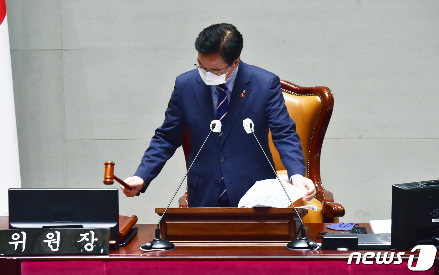 본문 이미지 - 우원식 국회 예산결산특별위원장이 1일 서울 여의도 국회에서 예산결산특별위원회 전체회의에서 의사봉을 두드리고 있다. (공동취재) 2022.9.1/뉴스1 ⓒ News1 유승관 기자