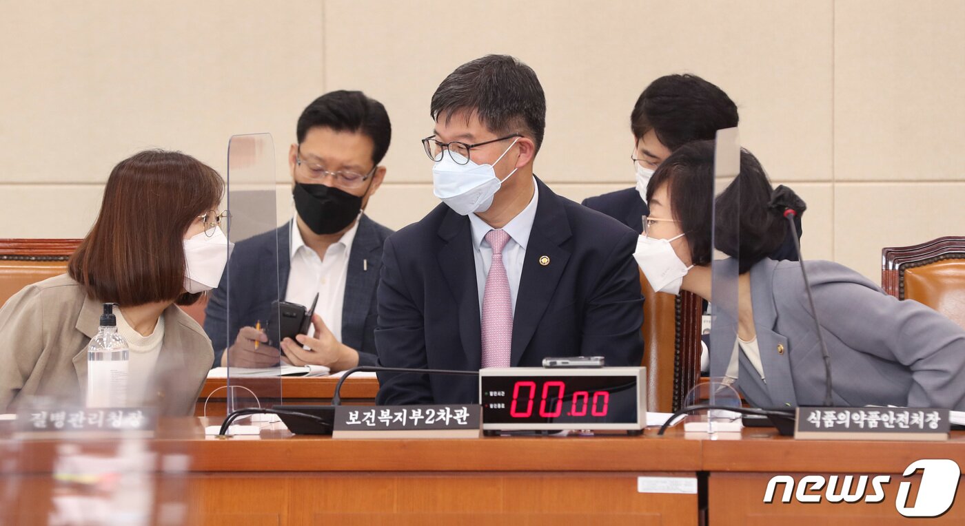 본문 이미지 - 백경란 질병관리청장(왼쪽부터)과 이기일 보건복지부 제2차관, 오유경 식품의약품안전처장이 1일 오전 서울 여의도 국회에서 열린 보건복지위원회 전체회의에서 대화를 하고 있다. (공동취재) 2022.9.1/뉴스1 ⓒ News1 이재명 기자