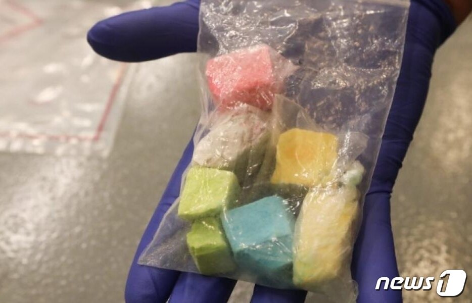 본문 이미지 - 레인보우 펜타닐. (DEA 갈무리)