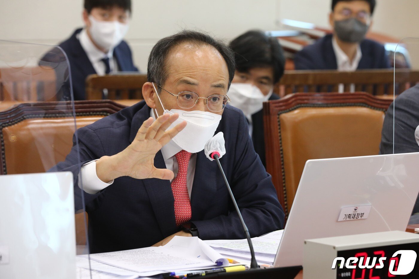본문 이미지 - 추경호 경제부총리 겸 기획재정부 장관이 1일 서울 여의도 국회에서 열린 기획재정위원회 전체회의에서 의원 질의에 답변하고 있다. (공동취재) 2022.9.1/뉴스1 ⓒ News1 이재명 기자