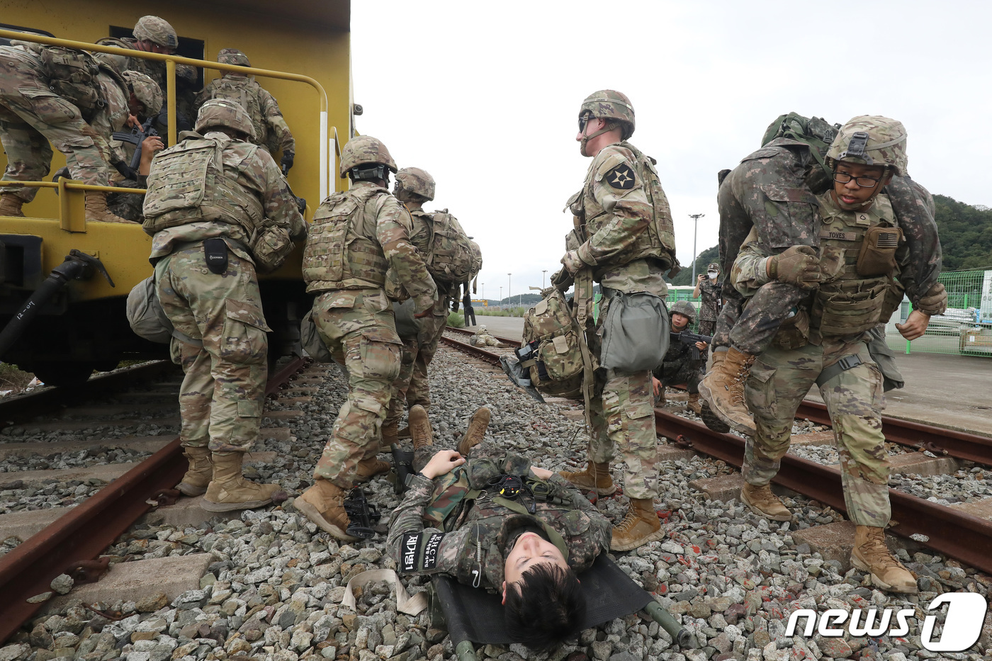 (대구=뉴스1) 공정식 기자 = 육군 제2작전사령부 예하 1117공병단과 19화생방대대, 한미연합사단 예하 미군 11공병대대 장병들이 1일 오전 대구 수성구 고모역 보수기지 일대에 …