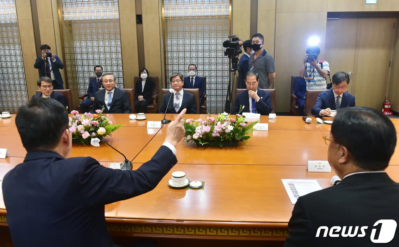 본문 이미지 - 김진표 국회의장이 1일 서울 여의도 국회 의장 접견실에서 제400회 정기국회 개회식에 앞서 정부 주요 요인들과 환담을 나누고 있다. 왼쪽부터 시계방향으로 노태악 중앙선거관리위원장, 유남석 헌법재판소장, 김명수 대법원장, 한덕수 국무총리, 최재해 감사원장, 정진석 국회부의장, 김 의장. (공동취재) 2022.9.1/뉴스1 ⓒ News1 유승관 기자
