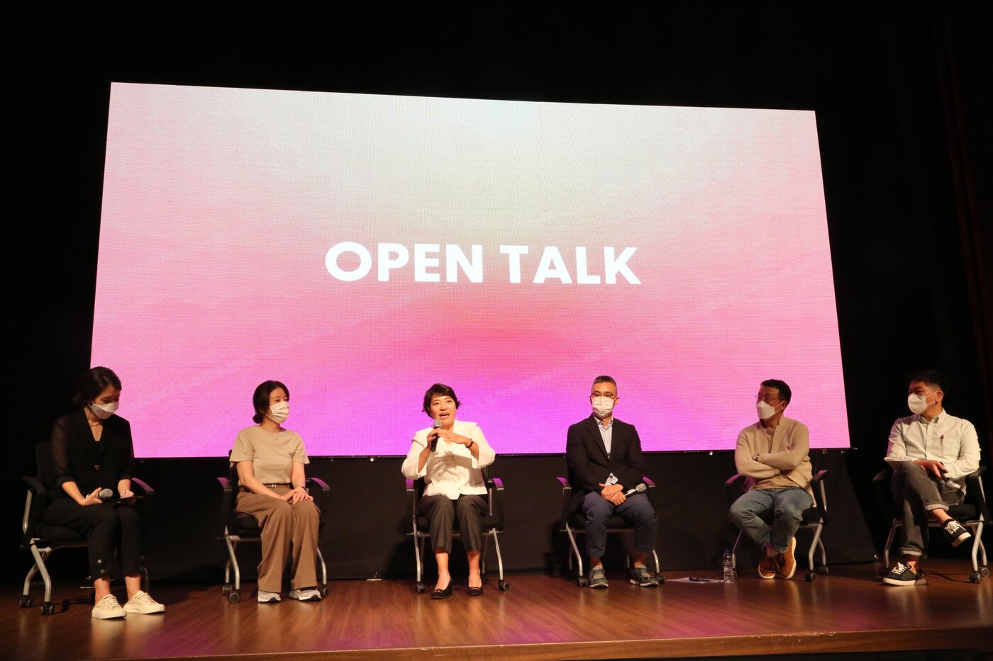 본문 이미지 - 한샘 임원진이 크리에이티브 데이 행사에서 토크를 진행하고 있다.(한샘 제공) 