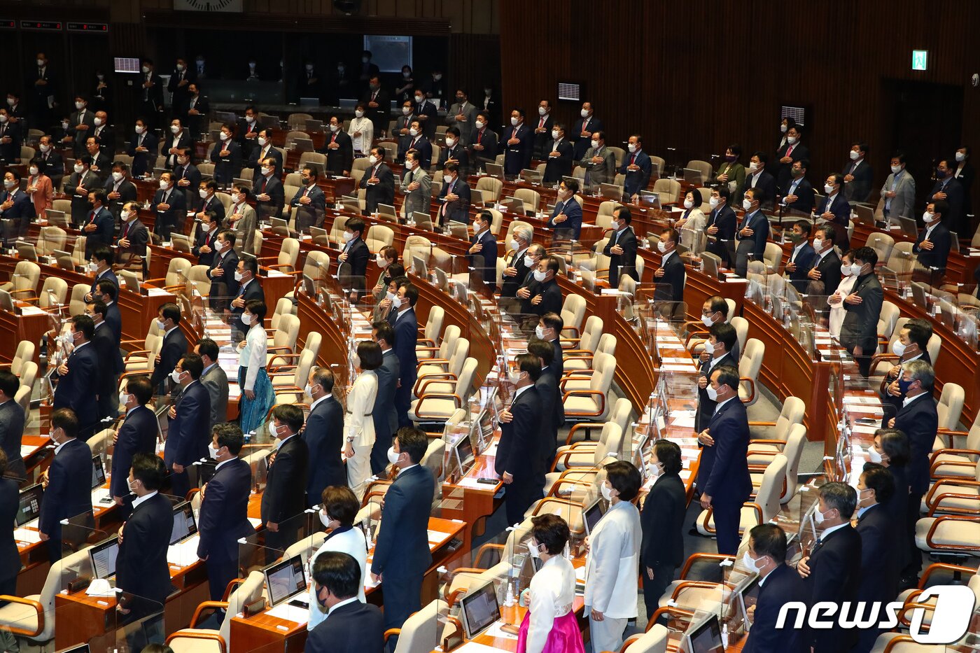 본문 이미지 - 1일 서울 여의도 국회에서 열린 제400회국회(정기회) 제400-1차 본회의 개회식에서 김진표 국회의장과 여야 의원들이 국민의례를 하고 있다. (공동취재) 2022.9.1/뉴스1 ⓒ News1 유승관 기자