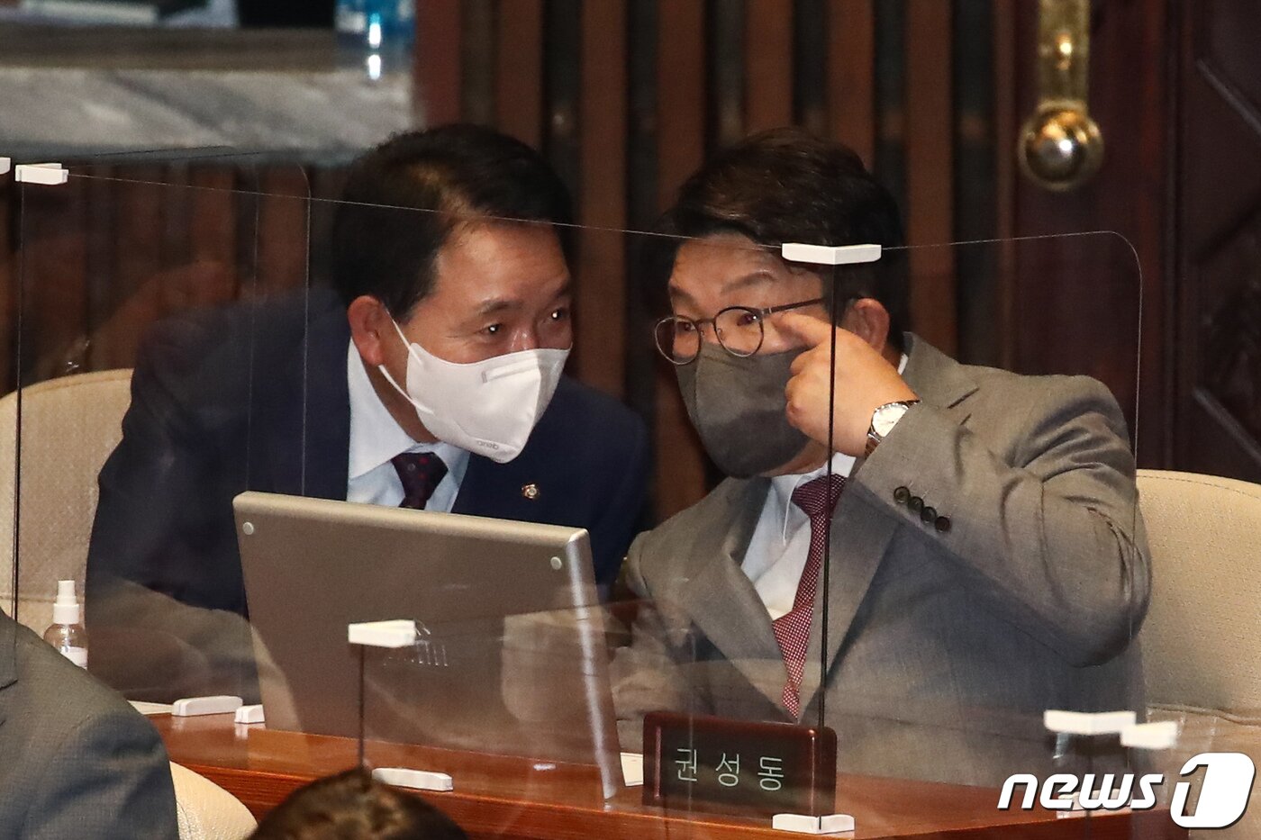 본문 이미지 - 권성동 국민의힘 원내대표(오른쪽)와 성일종 정책위의장이 1일 서울 여의도 국회에서 열린 제400회국회(정기회) 제400-1차 본회의에서 대화를 나누고 있다. (공동취재) 2022.9.1/뉴스1 ⓒ News1 유승관 기자