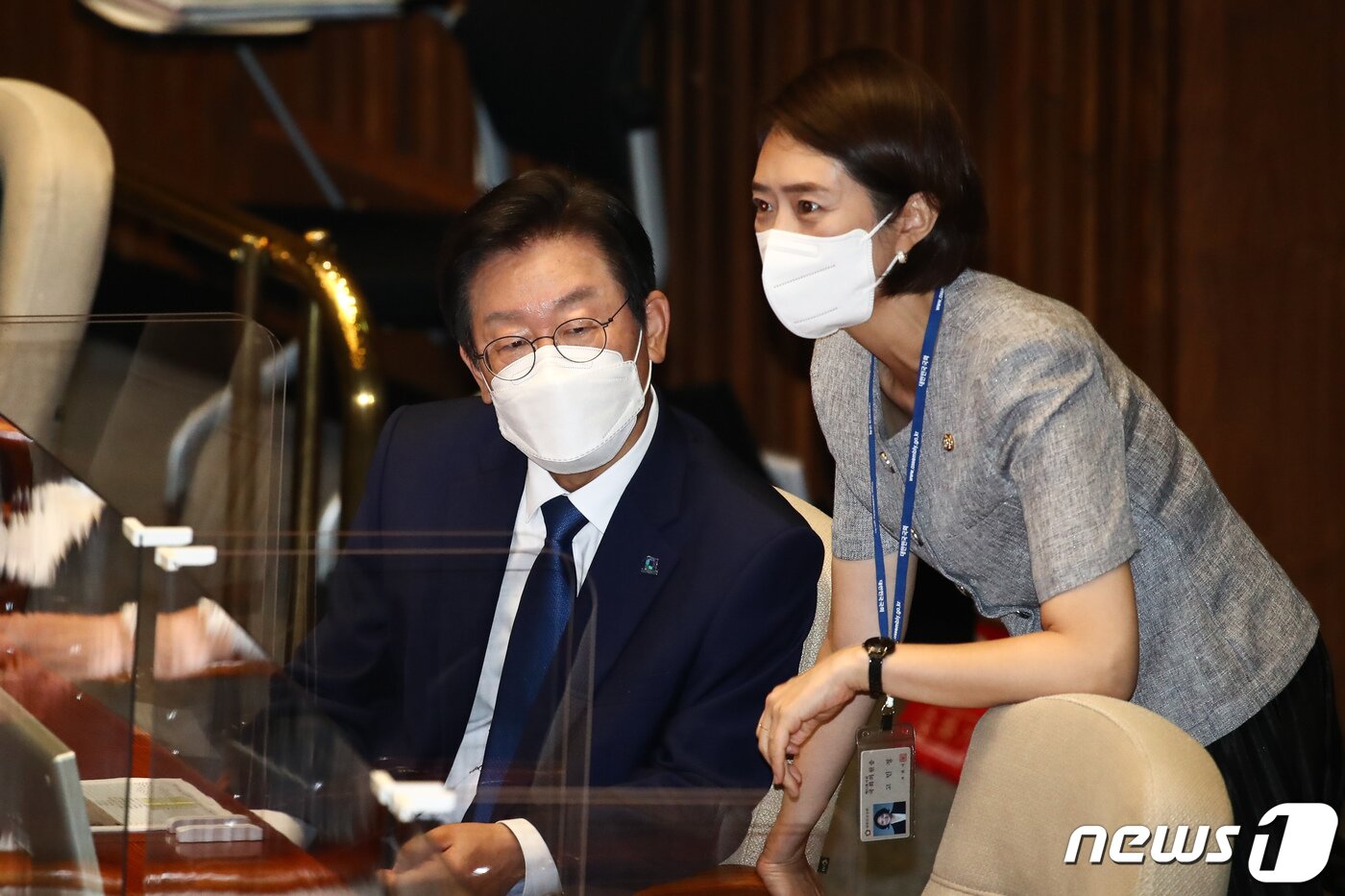 본문 이미지 - 이재명 더불어민주당 대표(왼쪽)와 고민정 최고위원이 1일 서울 여의도 국회에서 열린 제400회국회(정기회) 제400-1차 본회의에서 대화를 나누고 있다. (공동취재) 2022.9.1/뉴스1 ⓒ News1 유승관 기자