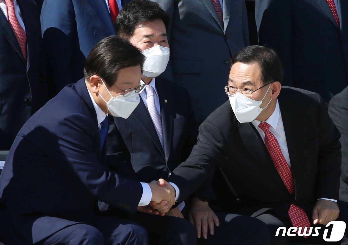 본문 이미지 - 이재명 더불어민주당 대표(왼쪽)와 주호영 국민의힘 비상대책위원장이 1일 오후 서울 여의도 국회 본관 앞 계단에서 기념 촬영에 앞서 악수하고 있다 (공동취재) 2022.9.1/뉴스1 ⓒ News1 이재명 기자