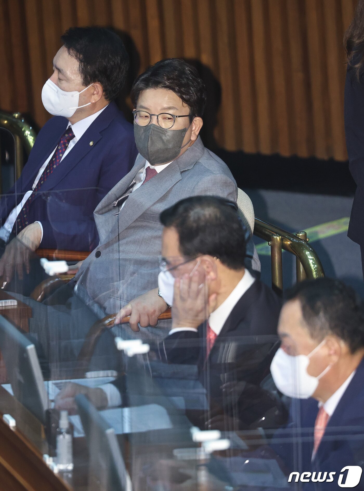 본문 이미지 - 권성동 국민의힘 원내대표가 1일 서울 여의도 국회에서 열린 본회의에서 주호영 비상대책위원장을 바라보고 있다. (공동취재) 2022.9.1/뉴스1 ⓒ News1 유승관 기자