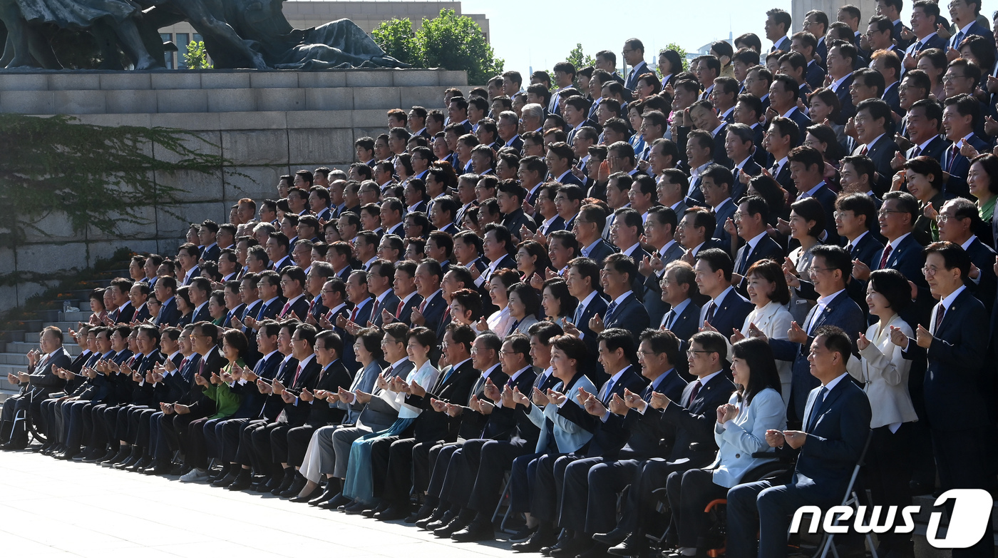 (서울=뉴스1) 유승관 기자 = 1일 서울 여의도 국회에서 열린 제21대 후반기 국회의원 단체사진 촬영에서 김진표 국회의장을 비롯한 의원들이 손하트를 그리고 있다. (공동취재) 2 …