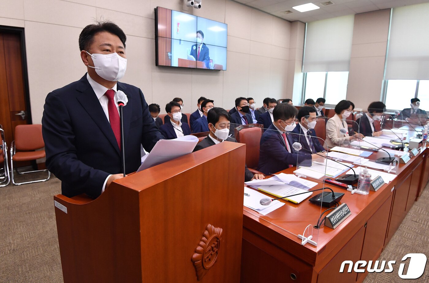본문 이미지 - 노용호 국민의힘 의원이 1일 오후 서울 여의도 국회에서 열린 산업통상자원중소벤처기업위원회 전체회의에서 제안 설명을 하고 있다. (공동취재) 2022.9.1/뉴스1 ⓒ News1 이재명 기자