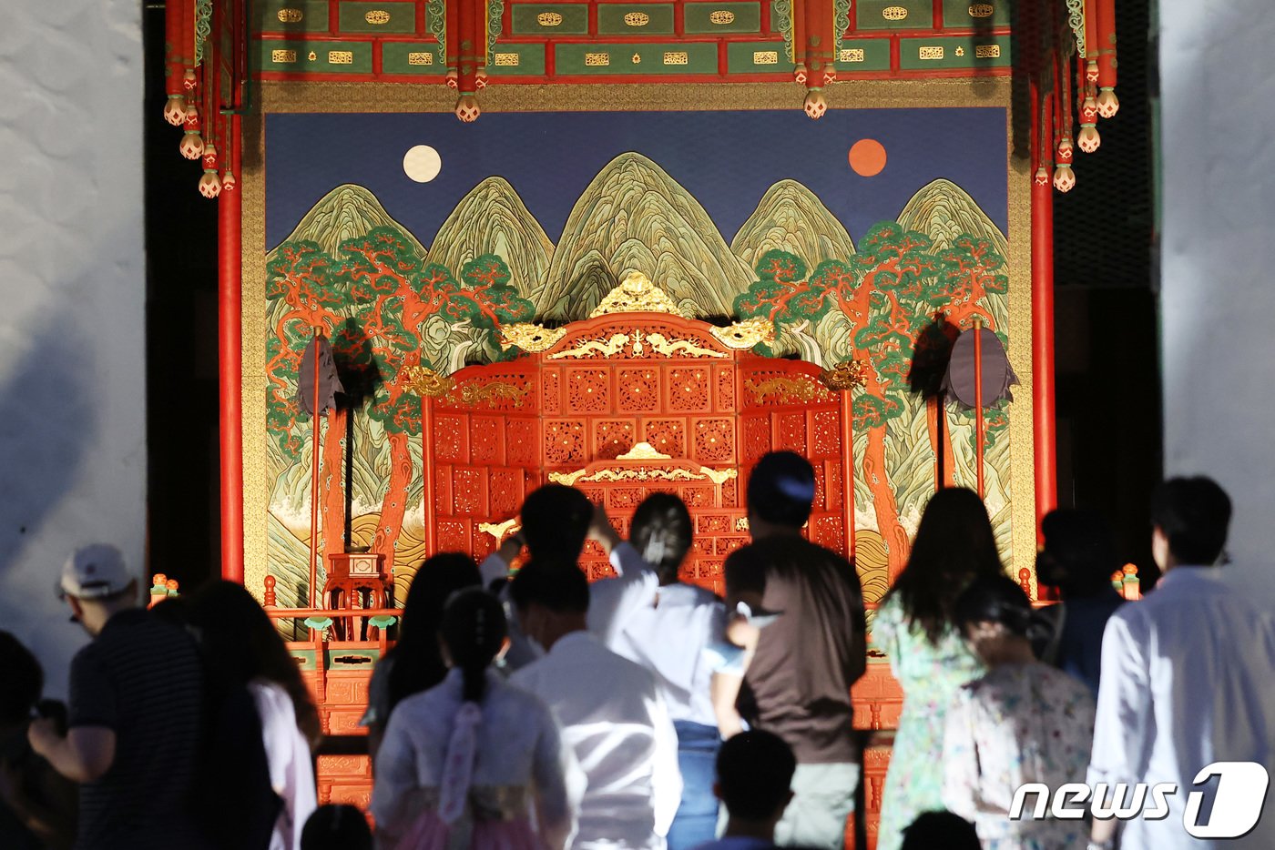 본문 이미지 - 하반기 경복궁 야간 관람이 시작된 1일 오후 서울 종로구 경복궁에서 시민들이 추억을 남기고 있다. 이번 경복궁 야간 관람은 11월 6일까지 계속되며 관람 시간은 오후 7시부터 오후 9시 30분까지다. 2022.9.1/뉴스1 ⓒ News1 조태형 기자
