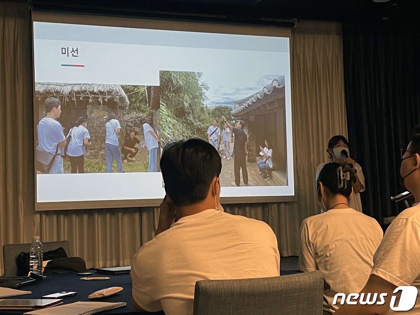 본문 이미지 - 제주도에서 지정한 문화재로 남은 할아버지의 집에서 설명을 듣고 있는 청년들.ⓒ News1