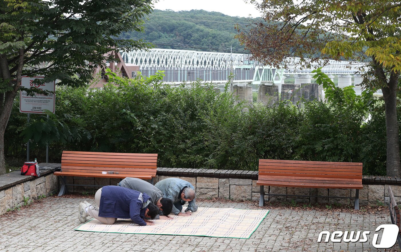 본문 이미지 - 추석인 10일 오전 고향이 함경남도 함흥인 실향민 가족이 경기도 파주 임진각에서 북녘을 향해 절을 하고 있다. 2022.9.10/뉴스1 ⓒ News1 박세연 기자