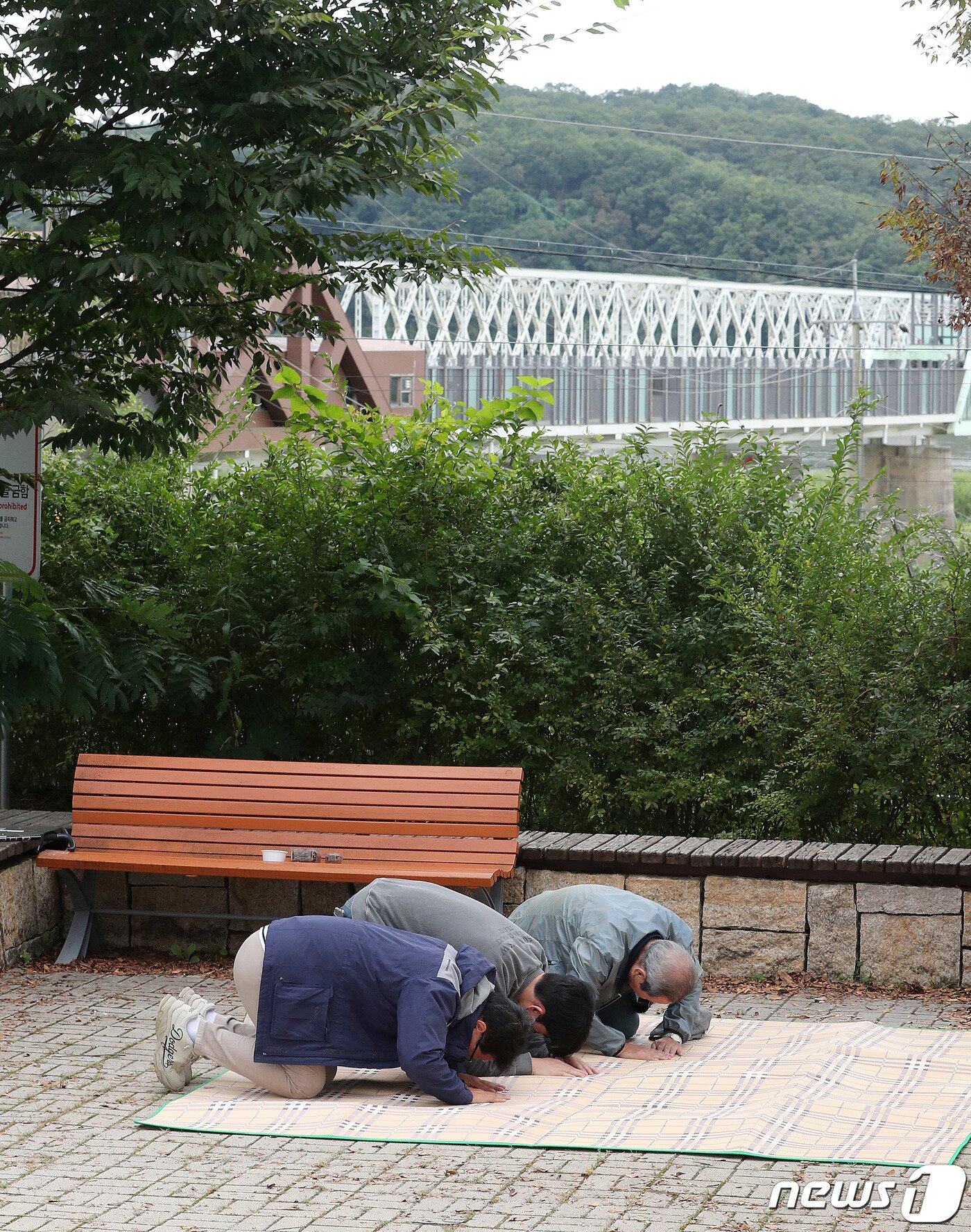 본문 이미지 - 추석인 10일 오전 고향이 함경남도 함흥인 실향민 가족이 경기도 파주 임진각에서 북녘을 향해 절을 하고 있다. 2022.9.10/뉴스1 ⓒ News1 박세연 기자