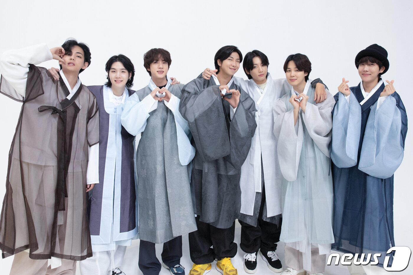 본문 이미지 - 그룹 방탄소년단(BTS)의 뷔(왼쪽부터)와 슈가, 진, RM, 정국, 지민, 제이홉이 민족의 대명절 추석을 맞아 한복을 곱게 차려 입고 팬들에게 따뜻한 인사를 전하고 있다. 방탄소년단은 내달 15일 부산에서 2030부산세계박람회 유치를 기원하는 콘서트를 개최한다. (빅히트 제공) 2022.9.10/뉴스1 ⓒ News1 권현진 기자
