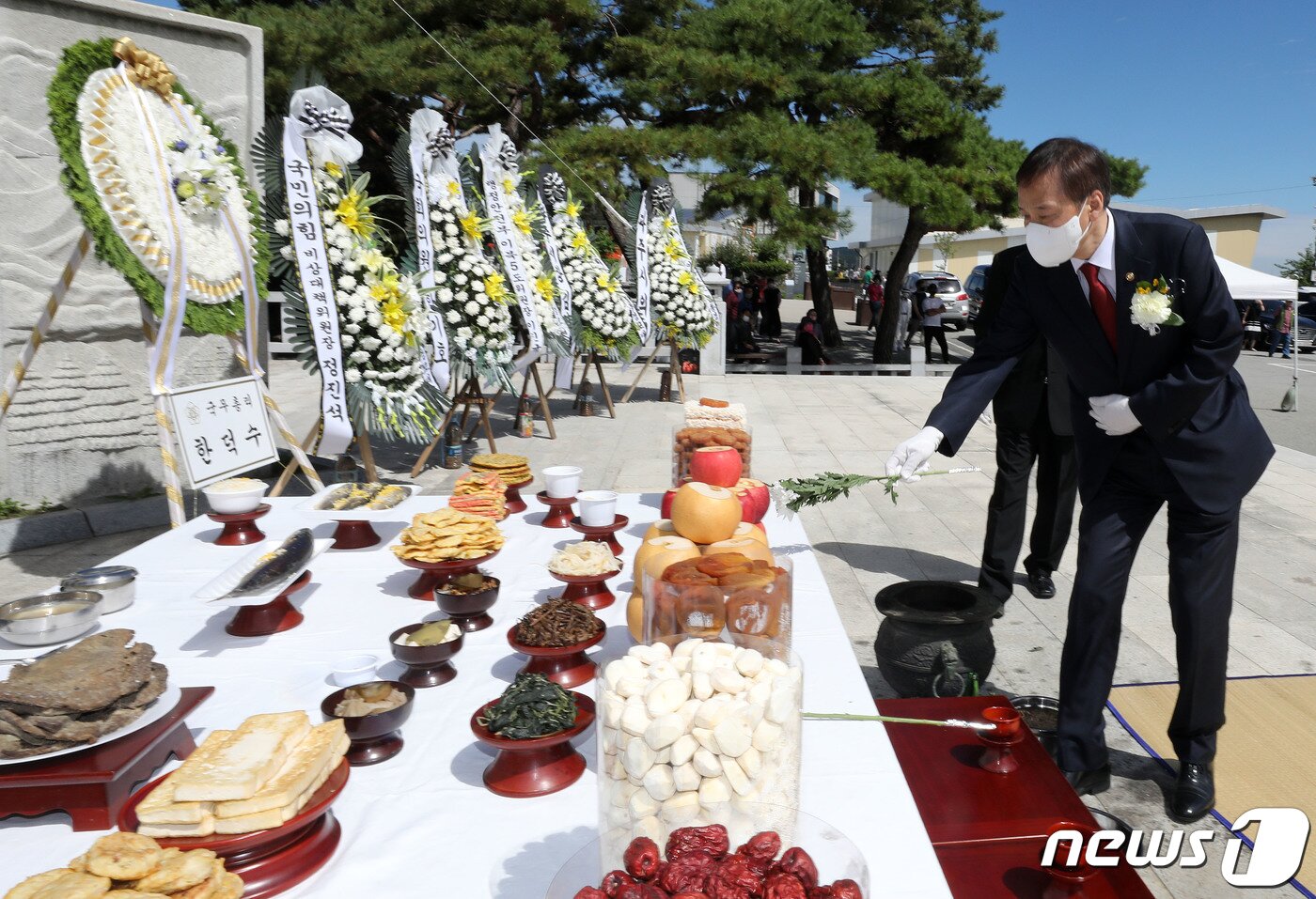 본문 이미지 - 김기웅 통일부 차관이 10일 오전 경기도 파주 임진각 망배단에서 열린 제53회 합동경모대회에 참석해 헌화를 하고 있다. 2022.9.10/뉴스1 ⓒ News1 박세연 기자