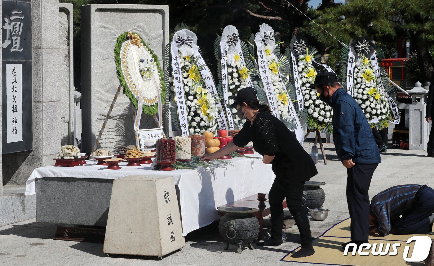 본문 이미지 - 추석인 10일 오전 경기도 파주 임진각 망배단에서 열린 제53회 합동경모대회에 참석한 실향민 가족들이 헌화 및 차례를 지내고 있다. 2022.9.10/뉴스1 ⓒ News1 박세연 기자
