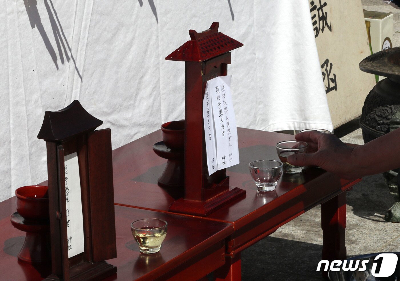 본문 이미지 - 추석인 10일 오전 경기도 파주 임진각 망배단에서 열린 제53회 합동경모대회에 참석한 실향민 가족들이 술을 올리고 있다. 2022.9.10/뉴스1 ⓒ News1 박세연 기자