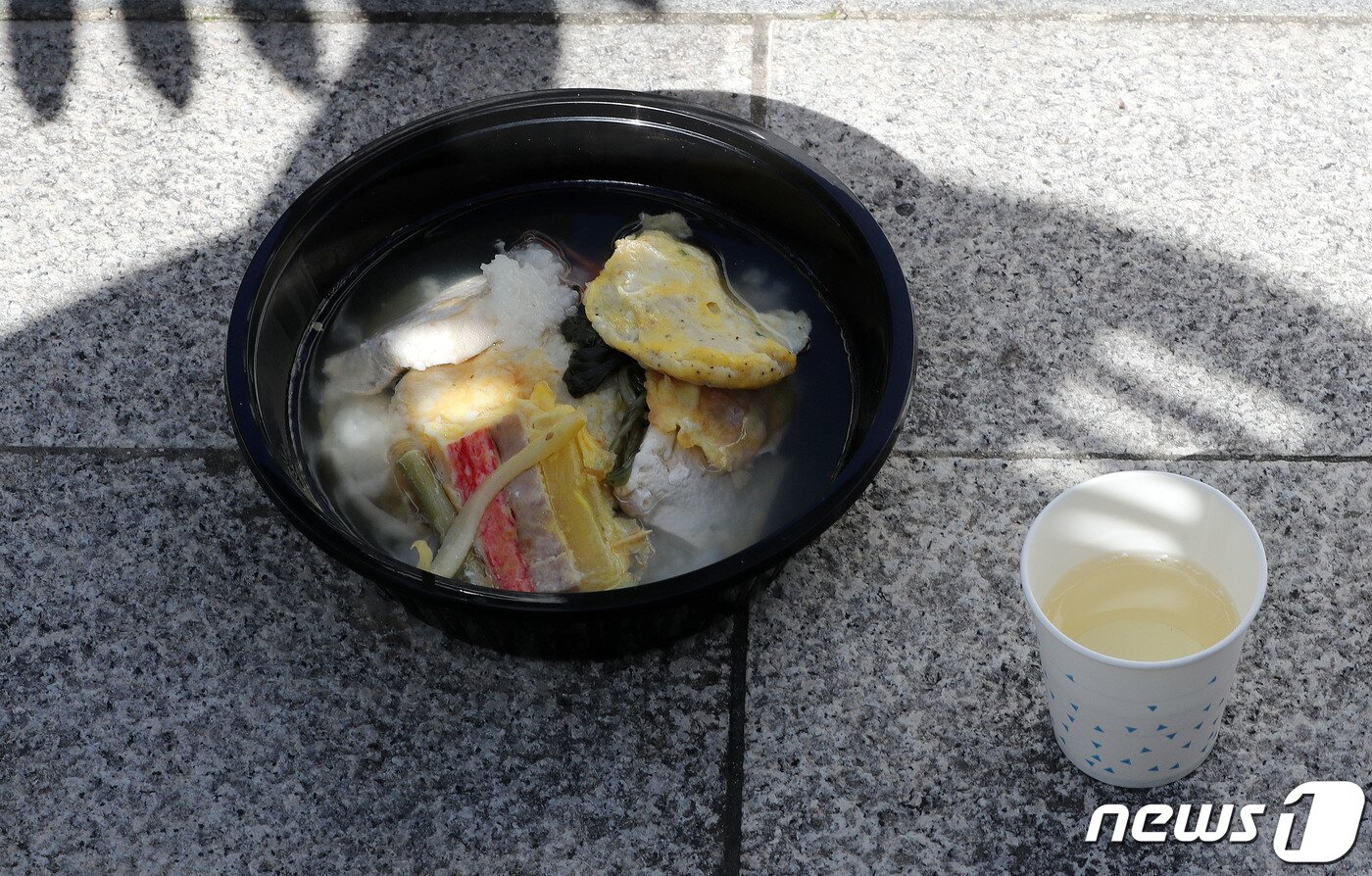 본문 이미지 - 추석인 10일 오전 경기도 파주 임진각 망배단에 실향민이 놓은 북한음식이 놓여있다. 2022.9.10/뉴스1 ⓒ News1 박세연 기자