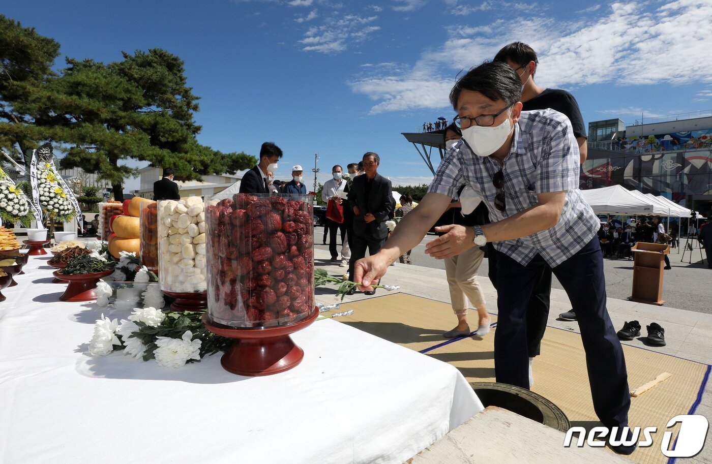본문 이미지 - 추석인 10일 오전 경기도 파주 임진각 망배단에서 열린 제53회 합동경모대회에 참석한 실향민 가족들이 헌화 및 차례를 지내고 있다. 2022.9.10/뉴스1 ⓒ News1 박세연 기자