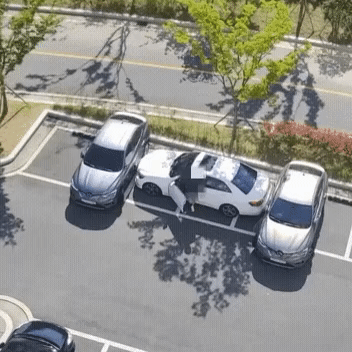 본문 이미지 - 다음날 아침 차를 뺄 수 없자 경찰 신고를 한 벤츠 차주.