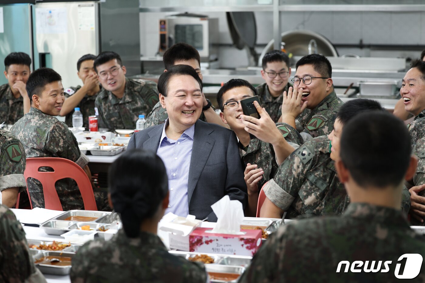 본문 이미지 - 윤석열 대통령이 추석인 10일 수도방위사령부 예하 방공중대를 찾아 한 장병의 가족과 영상통화를 하고 있다. (대통령실 제공) 2022.9.10/뉴스1 ⓒ News1 안은나 기자