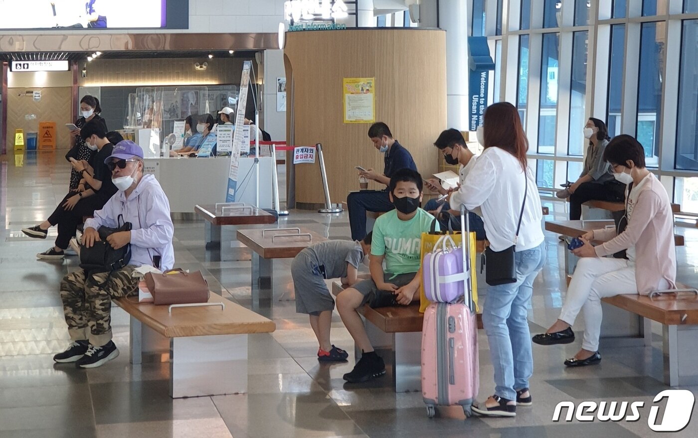 본문 이미지 - 추석 연휴를 하루 앞둔 8일 태화강역 대합실에서 승객들이 열차를 기다리고 있다.2022.9.8/뉴스1 ⓒ News1 박민규 기자
