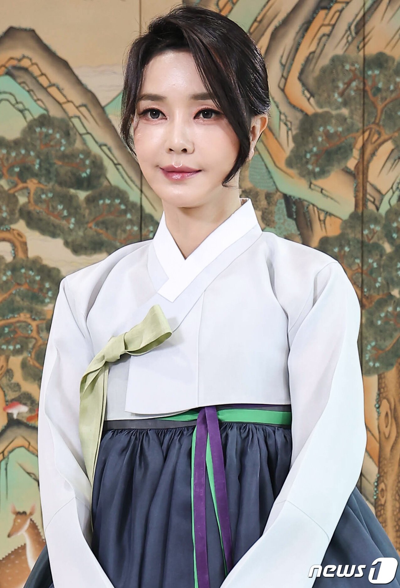 본문 이미지 - 한복을 입은 윤석열 대통령 부인 김건희 여사가 2022년 추석 인사 영상메시지를 남기고 있다. (대통령실 제공) 2022.9.10/뉴스1 ⓒ News1 안은나 기자