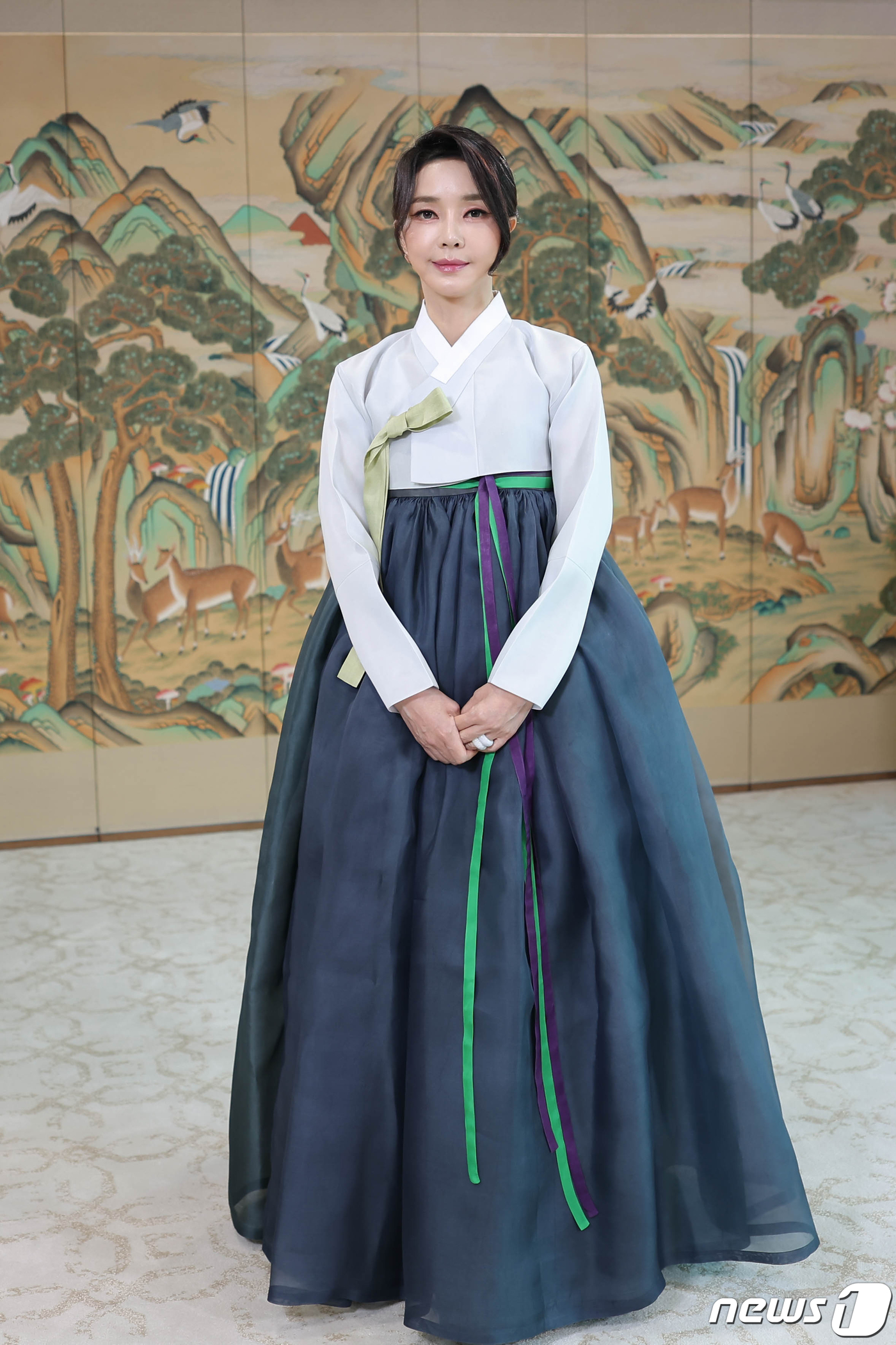 (서울=뉴스1) 안은나 기자 = 한복을 입은 윤석열 대통령 부인 김건희 여사가 2022년 추석 인사 영상메시지를 남기고 있다. (대통령실 제공) 2022.9.10/뉴스1