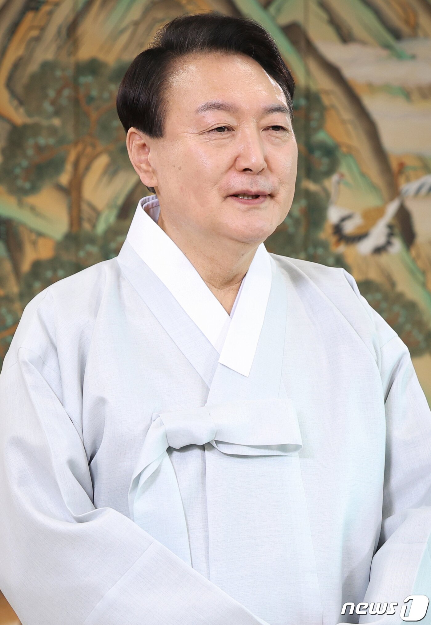 본문 이미지 - 한복을 입은 윤석열 대통령이 2022년 추석 인사 영상메시지를 남기고 있다. (대통령실 제공) 2022.9.10/뉴스1 ⓒ News1 안은나 기자