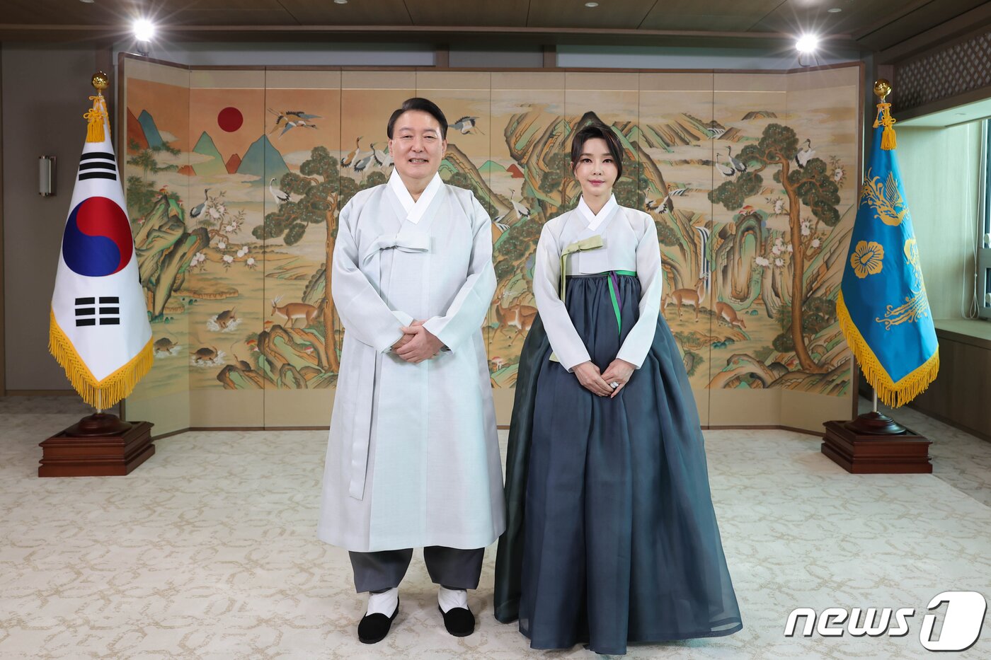 본문 이미지 - 한복을 입은 윤석열 대통령과 부인 김건희 여사가 2022년 추석 인사 영상메시지를 남기고 있다. (대통령실 제공) 2022.9.10/뉴스1 ⓒ News1 안은나 기자