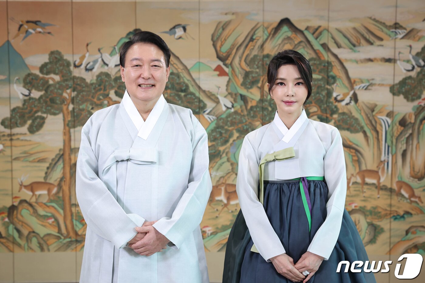 본문 이미지 - 한복을 입은 윤석열 대통령과 부인 김건희 여사가 2022년 추석 인사 영상메시지를 남기고 있다. (대통령실 제공) 2022.9.10/뉴스1 ⓒ News1 안은나 기자