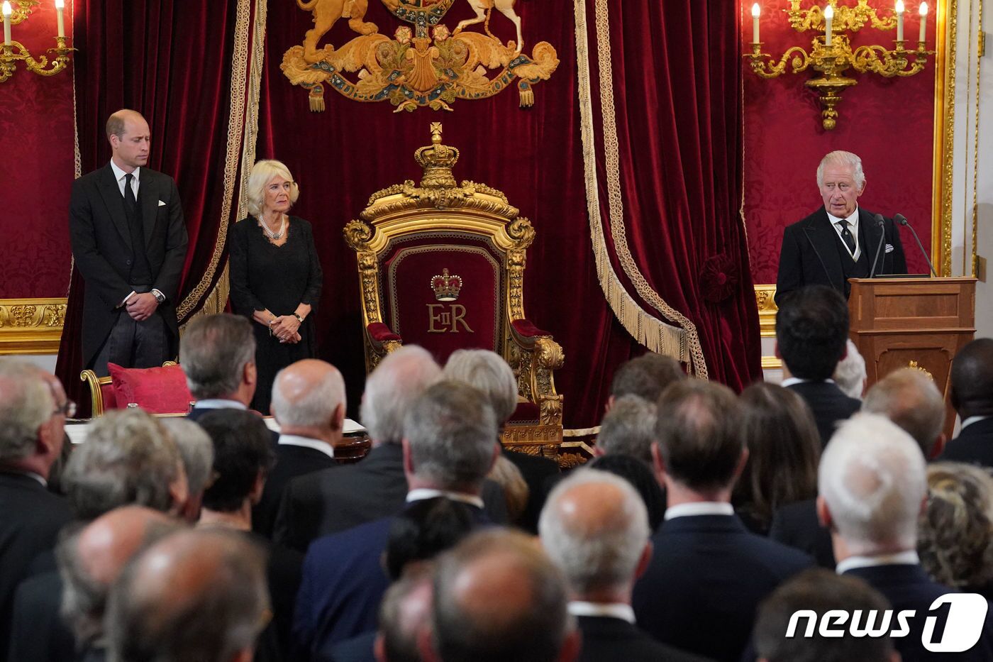 본문 이미지 - 영국의 새 국왕으로 선포된 찰스 3세(오른쪽)가 10일 즉위위원회 앞에서 연설하고 있다. 장남 윌리엄 왕세자(맨 왼쪽)와 커밀라 왕비(왼쪽에서 두 번째)도 그의 연설을 듣고 있다. ⓒ AFP=뉴스1 ⓒ News1 강민경 기자