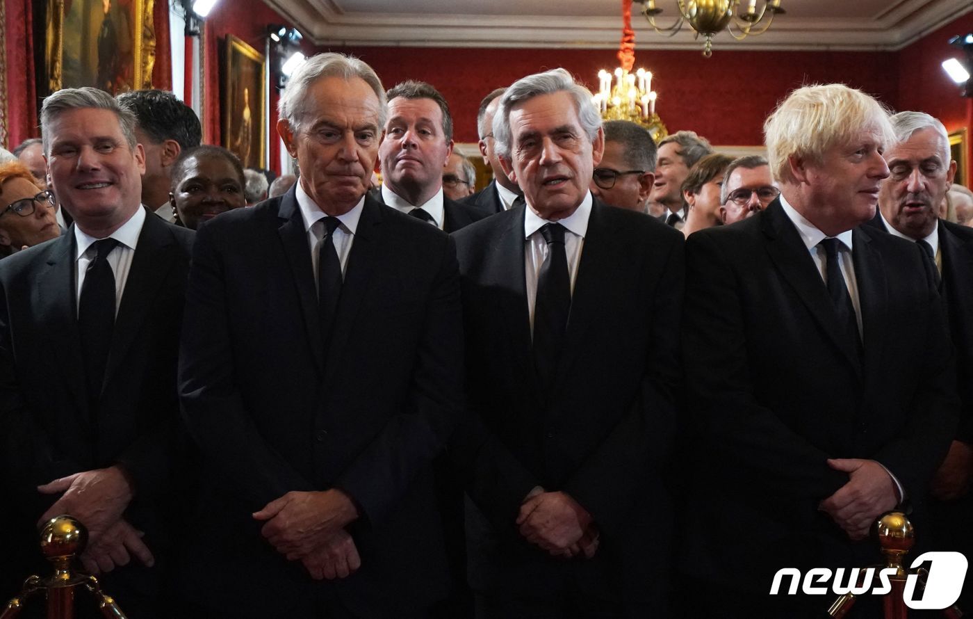 본문 이미지 - 영국 국왕 즉위위원회에 소속된 키어 스타머 노동당 대표(왼쪽부터), 토니 블레어 전 총리, 고든 브라운 전 총리, 보리스 존슨 전 총리가 10일 세인트제임스궁에서 열린 즉위식에 참석해 찰스 3세의 연설을 기다리고 있다. ⓒ AFP=뉴스1 ⓒ News1 강민경 기자