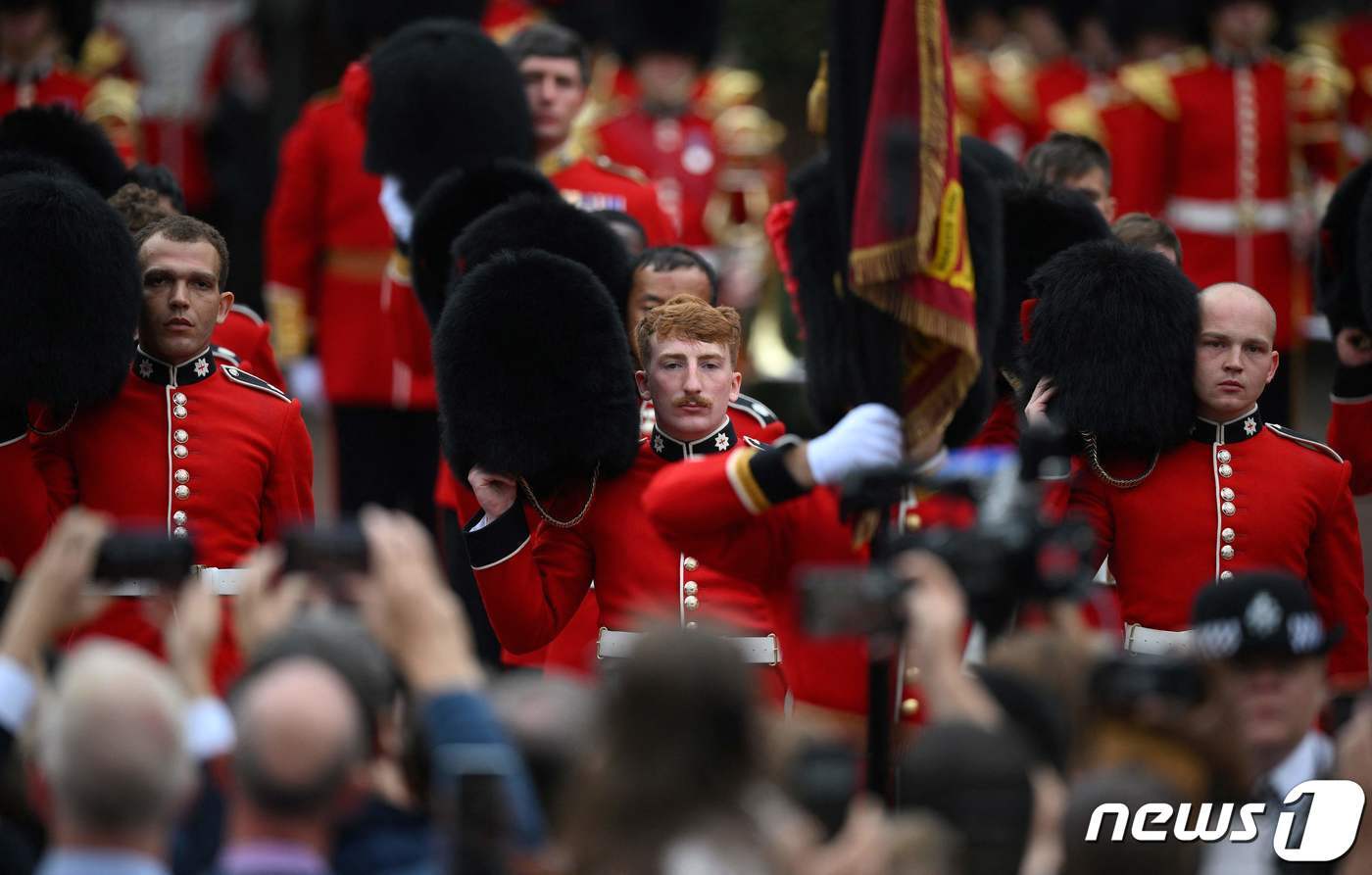 본문 이미지 - 10일 영국 런던 세인트제임스궁에서 열린 찰스 3세 즉위식에서 근위병들이 새 국왕을 향해 경례를 하고 있다. ⓒ AFP=뉴스1 ⓒ News1 강민경 기자