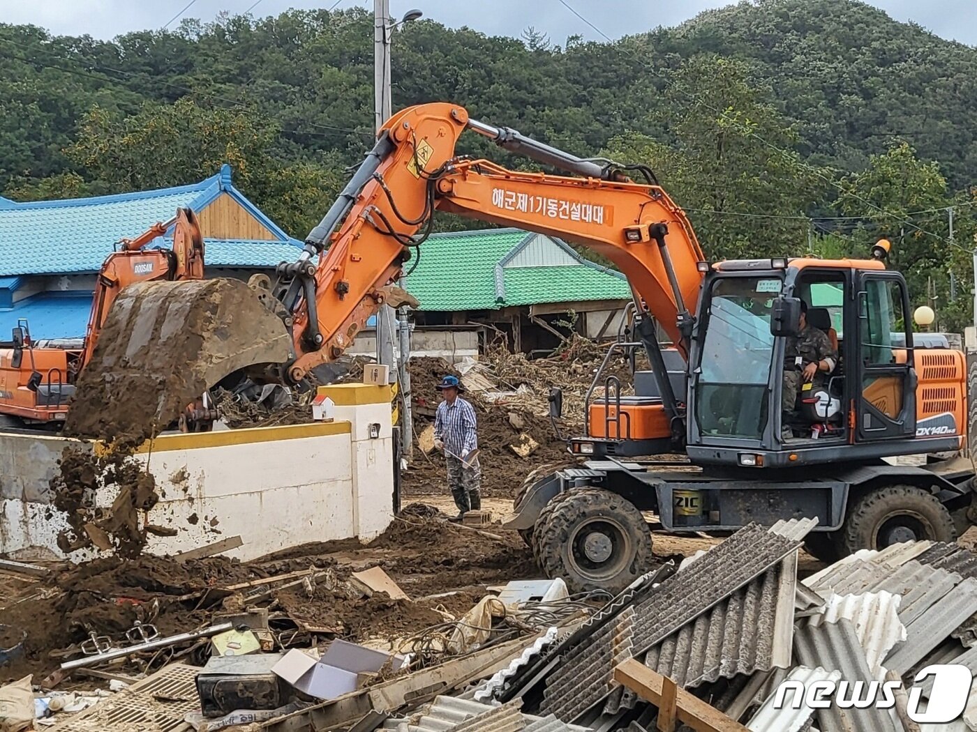 본문 이미지 -  해군 59기동건설전대가 중장비를 투입 포항시 남구 장기면 등 태풍 피해지역에서 복구 작전을 펼치고 있다.(해군항공사령부 제공)2022.9.11/뉴스1