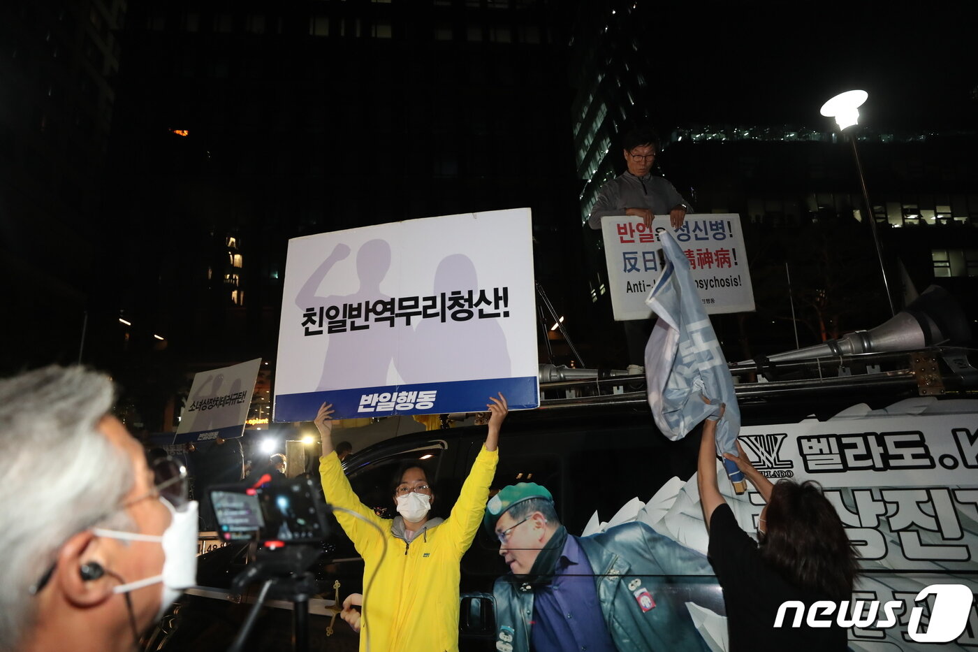 본문 이미지 - 12일 서울 종로구 옛 일본대사관 앞 '평화의 소녀상' 주위에서 정의기억연대 해체 등을 요구하는 집회를 하려던 신자유연대 회원들이 소녀상을 지키고 있던 반일행동 관계자들과 충돌하고 있다. 2022.9.12/뉴스1 ⓒ News1 황기선 기자