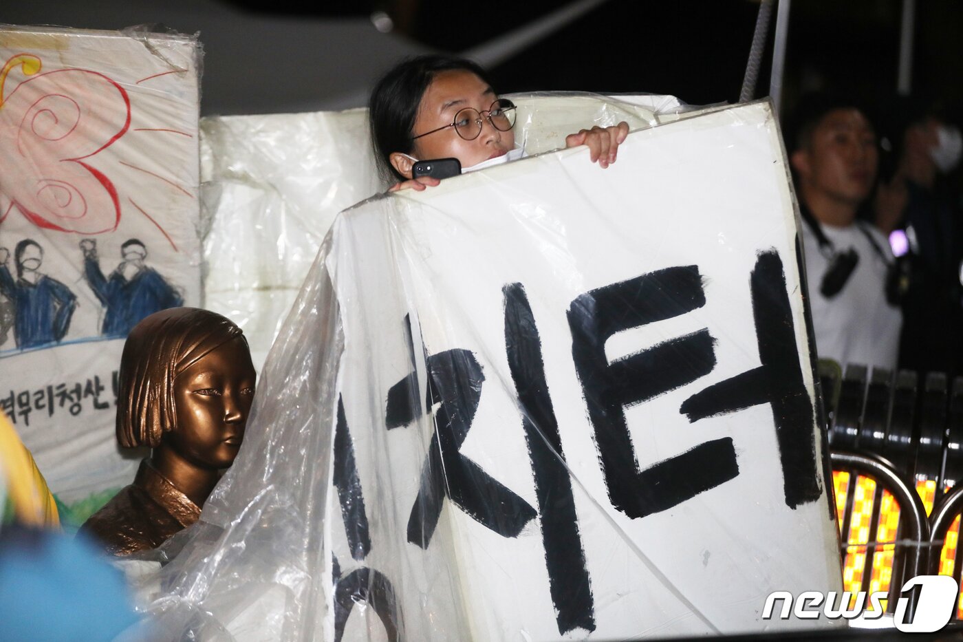 본문 이미지 - 12일 서울 종로구 옛 일본대사관 앞 '평화의 소녀상' 주위에서 신자유연대 회원들이 정의기억연대 해체 등을 요구하는 기습집회를 열어 반일행동 회원들이 소녀상을 보호하고 있다. 2022.9.12/뉴스1 ⓒ News1 황기선 기자