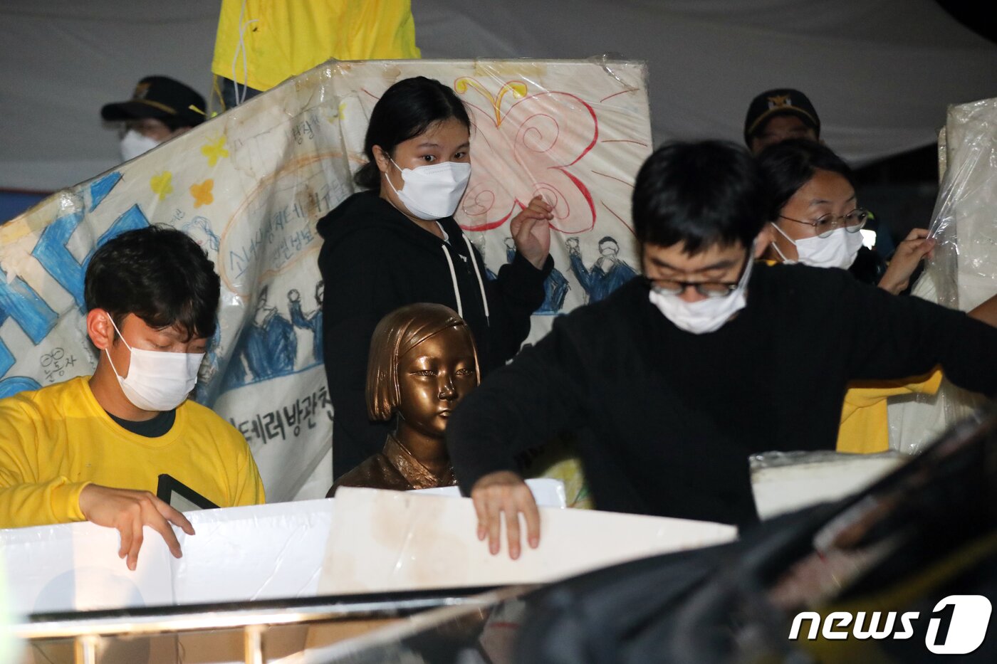 본문 이미지 - 12일 서울 종로구 옛 일본대사관 앞 '평화의 소녀상' 주위에서 신자유연대 회원들이 정의기억연대 해체 등을 요구하는 기습집회를 열어 반일행동 회원들이 소녀상을 보호하고 있다. 2022.9.12/뉴스1 ⓒ News1 황기선 기자
