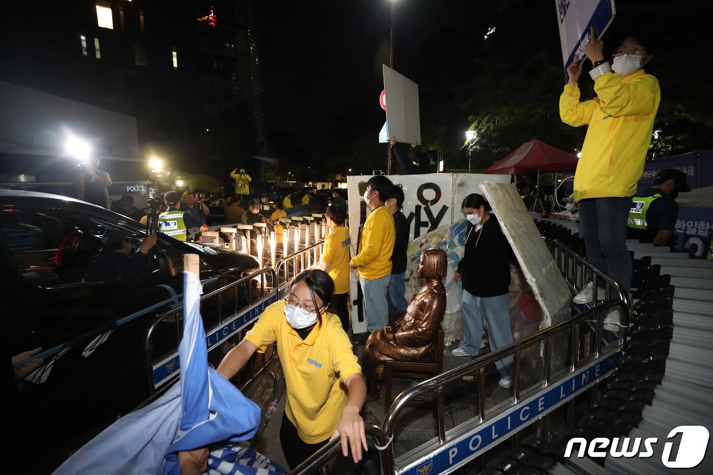 본문 이미지 - 12일 서울 종로구 옛 일본대사관 앞 '평화의 소녀상' 주위에서 신자유연대 회원들이 정의기억연대 해체 등을 요구하는 기습집회를 열어 소녀상을 지키고 있던 반일행동 회원들과 대치하고 있다. 2022.9.12/뉴스1 ⓒ News1 황기선 기자