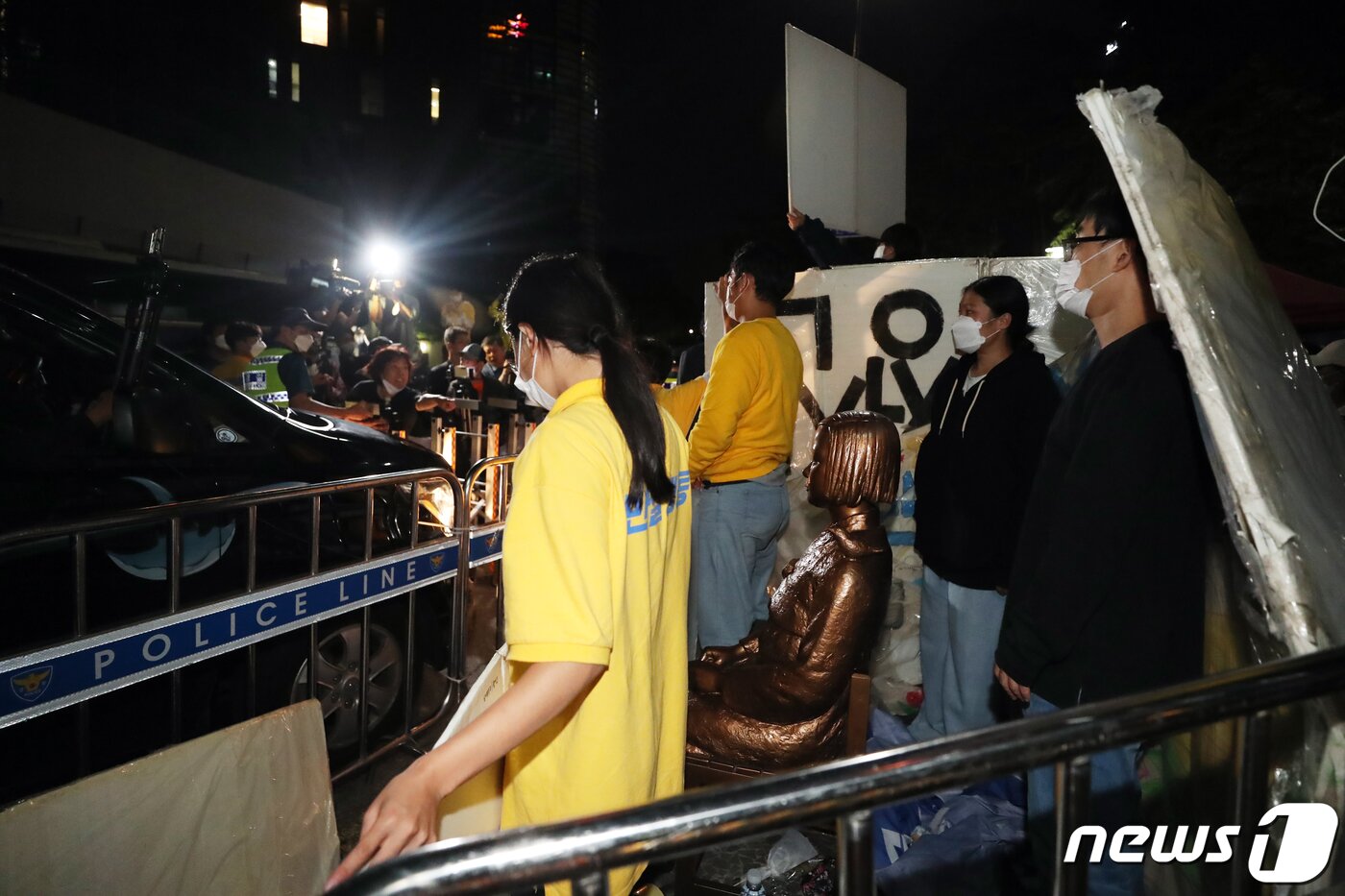 본문 이미지 - 12일 서울 종로구 옛 일본대사관 앞 '평화의 소녀상' 주위에서 신자유연대 회원들이 정의기억연대 해체 등을 요구하는 기습집회를 열어 소녀상을 지키고 있던 반일행동 회원들과 대치하고 있다. 2022.9.12/뉴스1 ⓒ News1 황기선 기자
