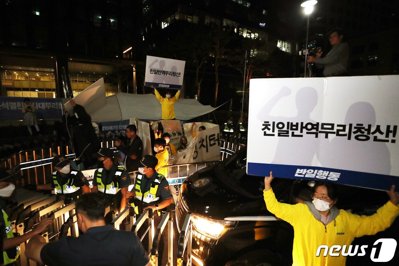 본문 이미지 - 12일 서울 종로구 옛 일본대사관 앞 '평화의 소녀상' 주위에서 신자유연대 회원들이 정의기억연대 해체 등을 요구하는 기습집회를 열어 소녀상을 지키고 있던 반일행동 회원들과 대치하고 있다. 2022.9.12/뉴스1 ⓒ News1 황기선 기자