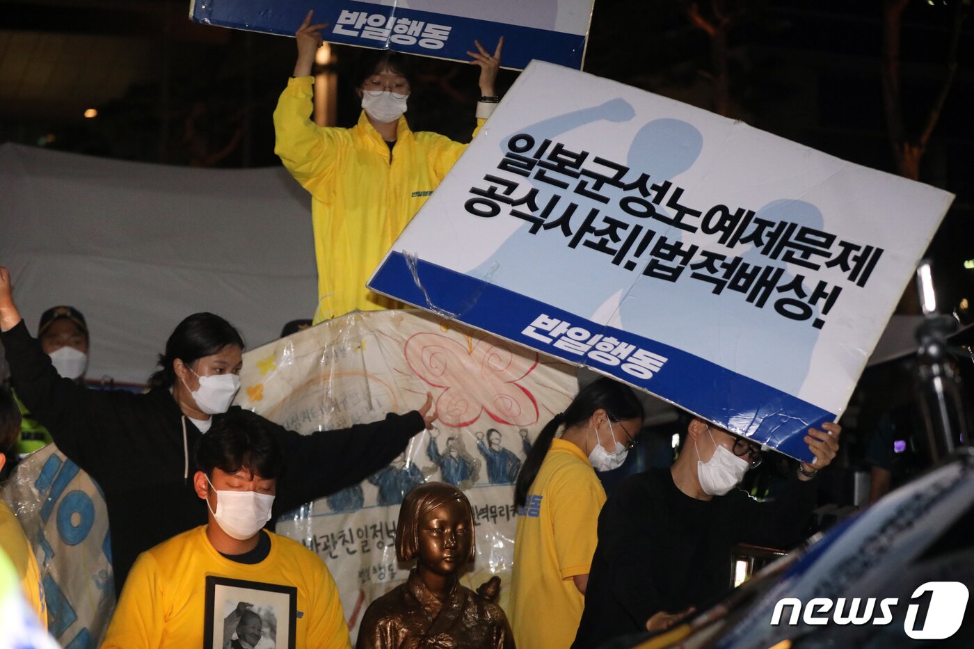 본문 이미지 - 12일 서울 종로구 옛 일본대사관 앞 '평화의 소녀상' 주위에서 신자유연대 회원들이 정의기억연대 해체 등을 요구하는 기습집회를 열어 반일행동 회원들이 소녀상을 보호하고 있다. 2022.9.12/뉴스1 ⓒ News1 황기선 기자
