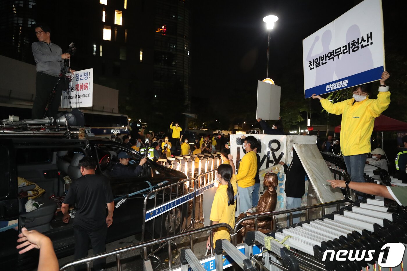 본문 이미지 - 12일 서울 종로구 옛 일본대사관 앞 '평화의 소녀상' 주위에서 신자유연대 회원들이 정의기억연대 해체 등을 요구하는 기습집회를 열어 소녀상을 지키고 있던 반일행동 회원들과 대치하고 있다. 2022.9.12/뉴스1 ⓒ News1 황기선 기자