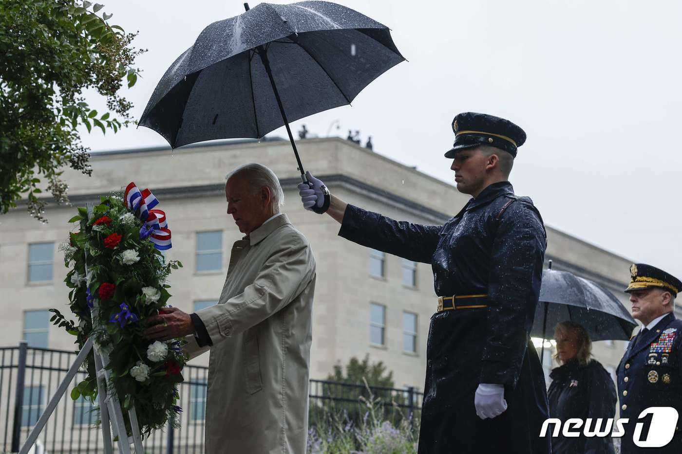 본문 이미지 - 조 바이든 미국 대통령이 10일(현지시간) 워싱턴 펜타곤에서 열린 9·11 테러 21주년 추모 행사서 헌화를 하고 있다. ⓒ AFP=뉴스1 ⓒ News1 우동명 기자