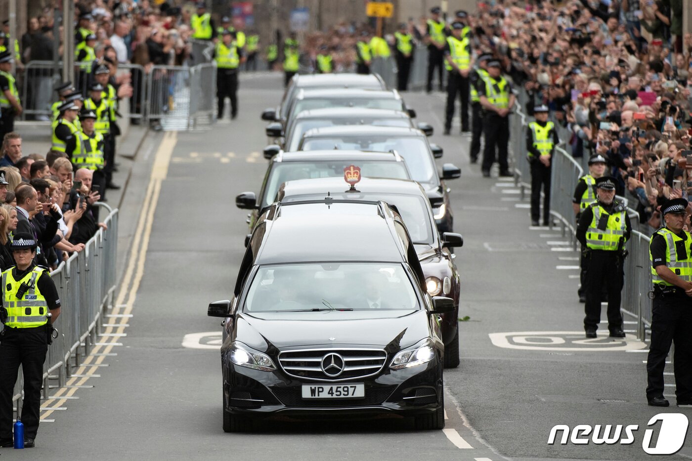 본문 이미지 - 엘리자베스 2세 여왕의 관을 실은 장례 차량 행렬이 2022년 9월11일(현지시간) 영국 스코틀랜드 에든버러 밸모럴성에서 홀리루드 궁전으로 이동하고 있다. ⓒ 로이터=뉴스1 ⓒ News1 김현 특파원