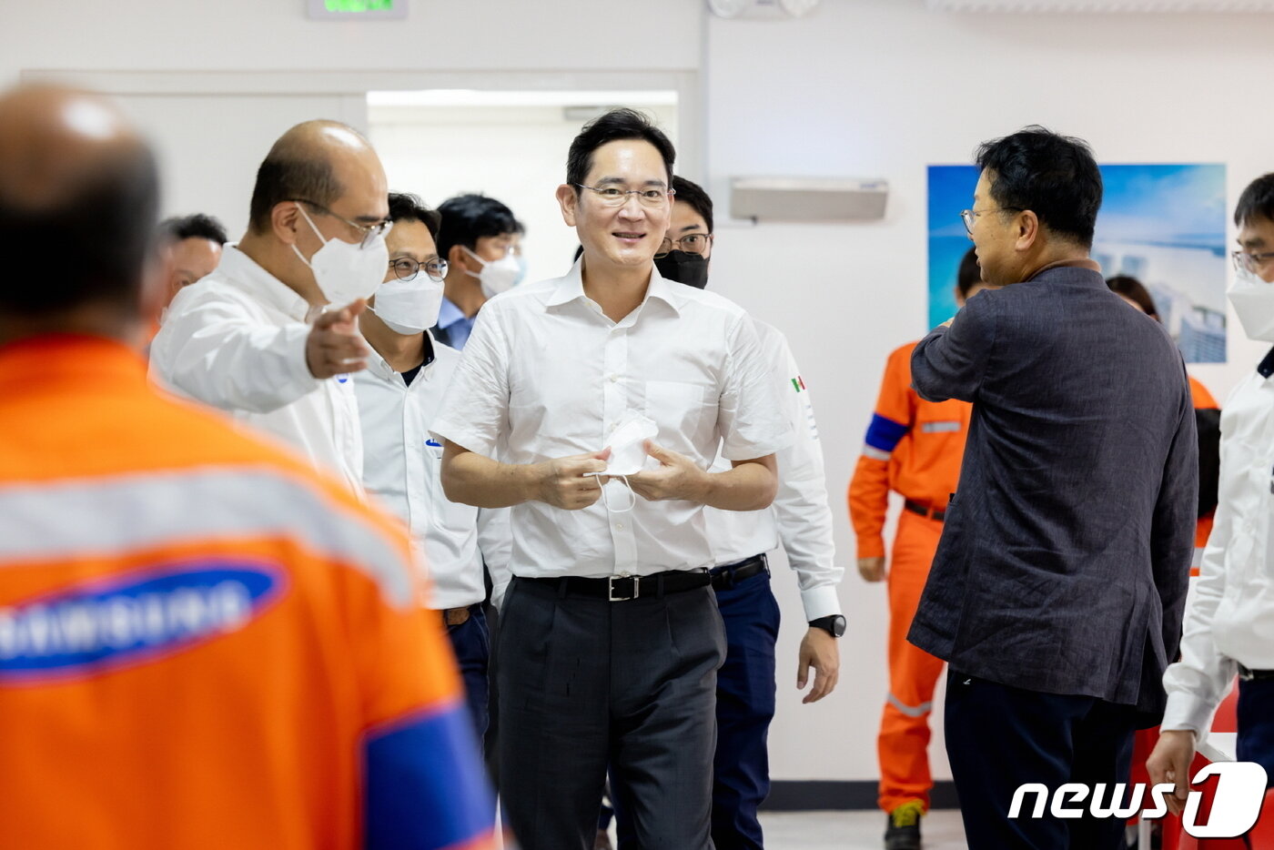 본문 이미지 - 이재용 삼성전자 부회장이 삼성엔지니어링 도스보카스 정유공장 건설 현장을 찾아 직원들과 대화를 하고 있다. (삼성전자 제공) 2022.9.12/뉴스1