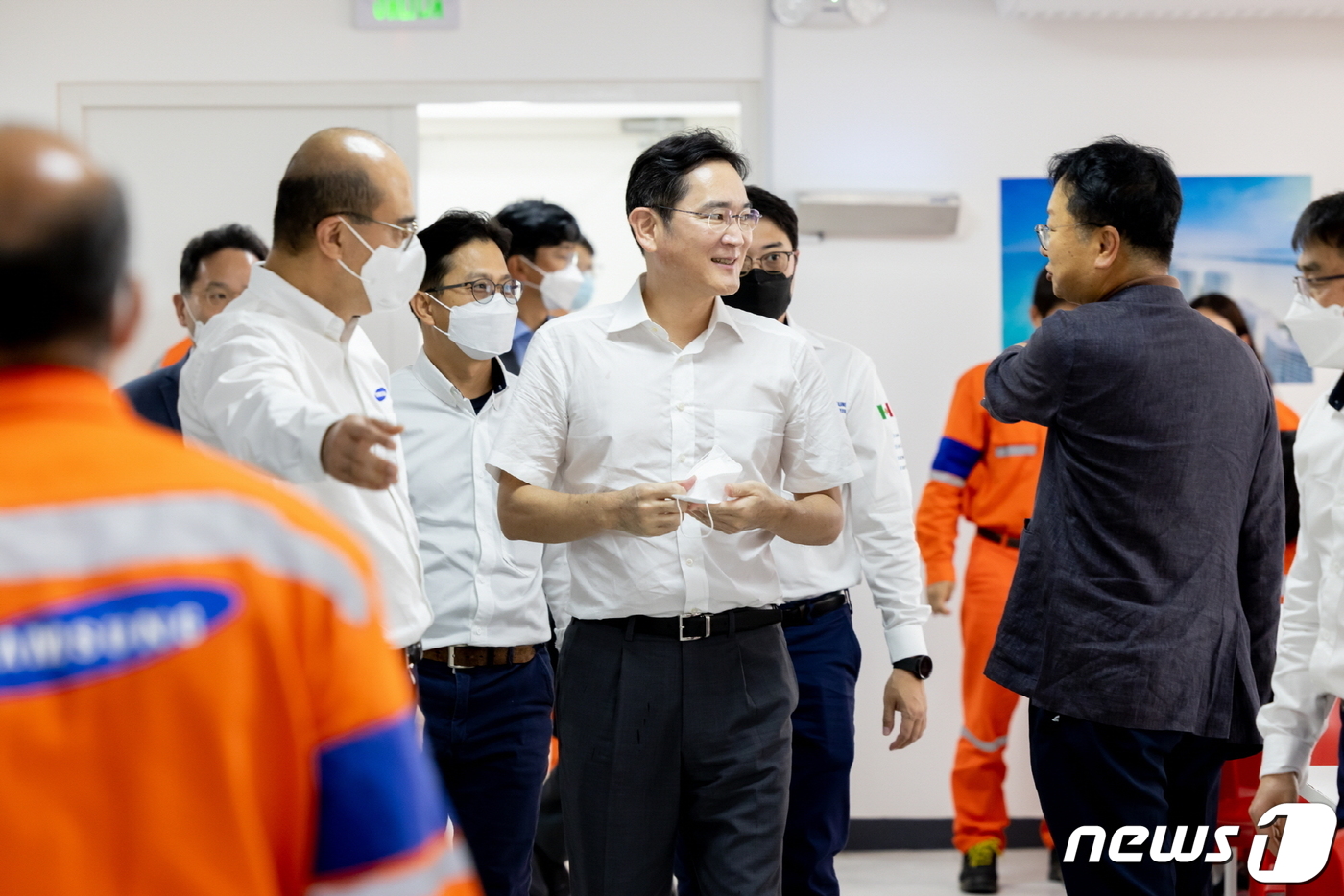 (서울=뉴스1) = 이재용 삼성전자 부회장이 지난 10일(현지시간) 삼성엔지니어링 도스보카스 정유공장 건설 현장을 찾아 직원들과 대화를 하고 있다. (삼성전자 제공) 2022.9. …